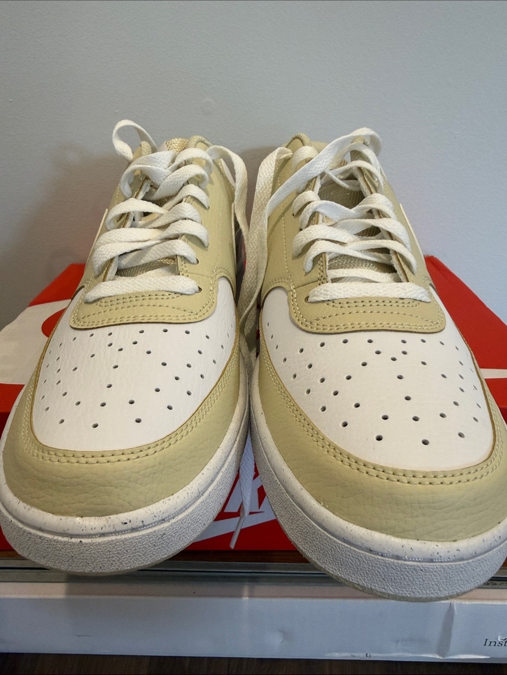 New Nike Men’s Low-Top Sneakers in Cream and White Size 12 - Picture 2 of 6